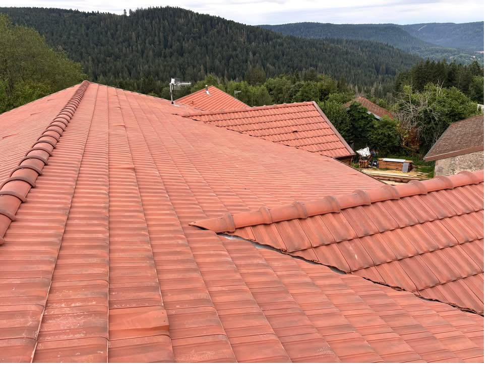 Faîtage et arêtiers en tuiles scellées sur une toiture des Hautes-Vosges
