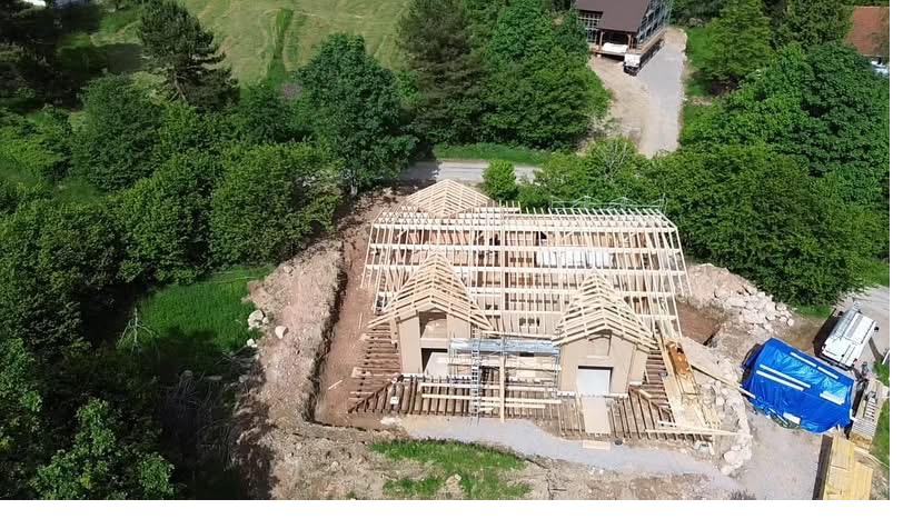 Levage de la charpente et de l'ossature bois d'une maison en construction dans les Vosges